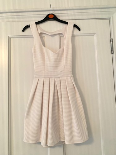 OFF WHITE Abito da pattinatore bianco Topshop Off con dettaglio retro aperto