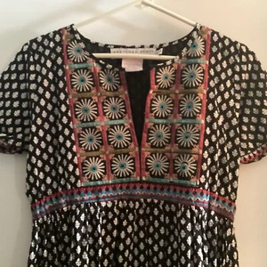 Vestido Gretchen Scott Boho Geométrico Bordado Manga Corta Pequeño - Imagen 1 de 5