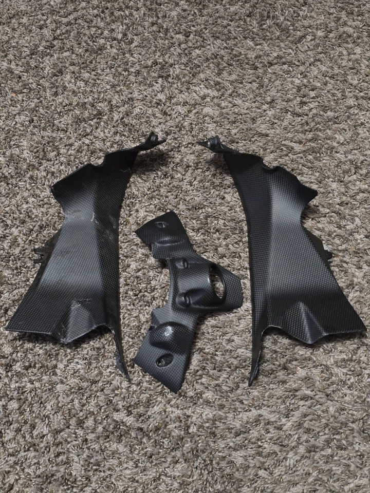 Juego de cubiertas de presa de conducto de aire de fibra de carbono y panel de cubierta de llave Ducati 899 959 1199 1299 Foto 1 de 4