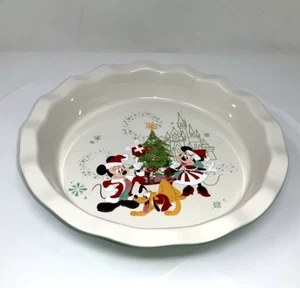 Disney Parks  10" Christmas Ceramic Pie Dish Mickey Mouse and Friends Holiday - Afbeelding 1 van 10