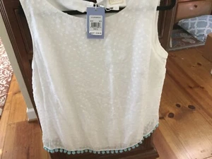 Sail to Sable Schweizer Punkte Top aus weißer Seide mit Bommeldetails. Neu mit Etikett Gr. XL. - Bild 1 von 4