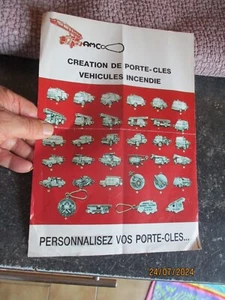 Ancien Feuillet Affiche Porte Clé Amco Camion de Sapeur Pompier - Picture 1 of 2