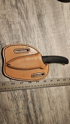 Cuchillo de hoja fija Camillus. Funda panqueque de cuero personalizada con mango negro Foto 1 de 4
