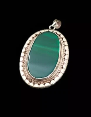 Colgante de malaquita "NAVAJO" artesanal de plata de ley maciza de 55 mm x 32 mm. ¡COMO NUEVO! Foto 1 de 4