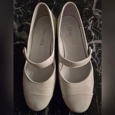 Sapatos femininos Chanel Cream Mary Jane, tamanho 37 1/2 C, seminovos - Imagem 1 de 4