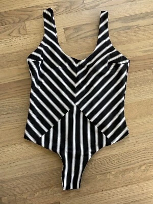 Traje de baño para mujer TORI PRAVER de una pieza blanco y negro con estampado gráfico a rayas pequeño Foto 1 de 4