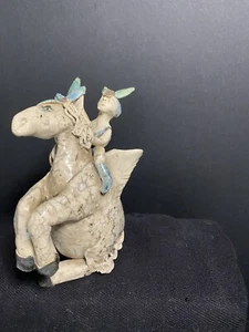 Becky Gray Studio Keramikpfeife, Mädchen reitet auf einem Pegasus, signierter Nachlassartikel - Bild 1 von 6