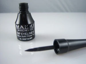 MATTES FINISH TIEFSCHWARZ DIP FLÜSSIGER EYELINER MIT ULTRAWEICHER FASERSPITZE VON MAKKI - Bild 1 von 1