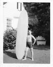 1960er Jahre Polaroid Schnappschuss Foto frecher Junge Surfer langes Brett so Cal Surfen Surfbrett