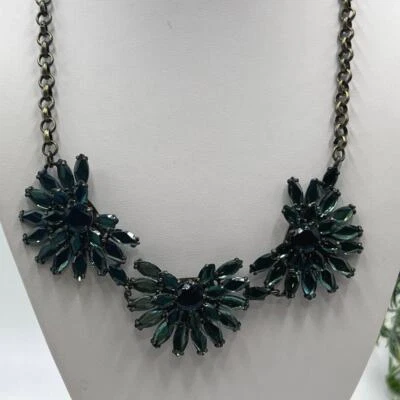 J. Collar Clustrado Cadena Tonos Plata Crew Tonos de Estrás Verde  Foto 1 de 4