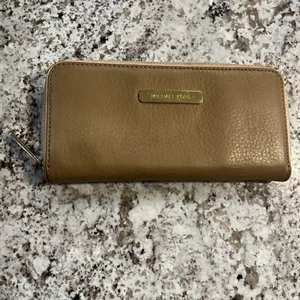 MICHAEL KORS MUJER BEIGE CUERO CARTERA MEDIANA CREMALLERA ALREDEDOR DE 4” X 8” - Imagen 1 de 9