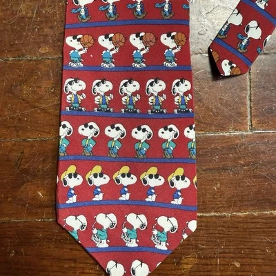 Vintage Peanuts Snoopy Tie Cooler Cooler Coolest Basquete Seda Vermelha EUA Novidade - Imagem 1 de 4