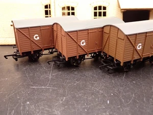 Rake of Three Hornby OO Gauge GWR 10 Ton Double Ventilated Vans (K240) - Picture 1 of 18