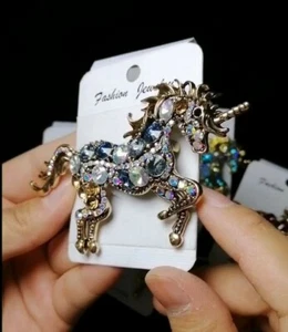 Broche bijou Licorne Bronze doré avec Pierres incrustées. - Foto 1 di 4