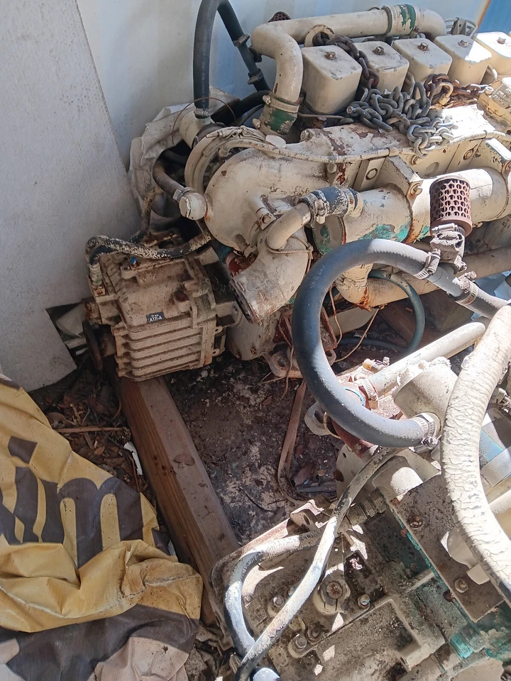 Used inboard Cummins diesel engines engines 1300 hrs like new! - Image 1 of 4