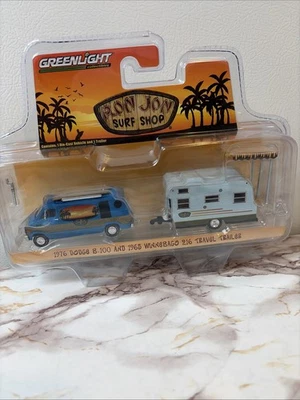 Remolque de viaje Greenlight Ron Jon Surf Shop y camioneta Dodge Foto 1 de 4