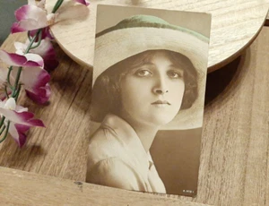 ANTIQUE PHOTOGRAPH POSTCARD Pretty Lady Straw Hat A.479-1 Pickles & Co Bradford - Bild 1 von 4