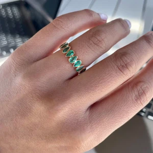 Anillo de boda de media eternidad enchapado en oro rosa de 14 quilates con esmeralda creada en laboratorio corte pera de 2 quilates - Imagen 1 de 3