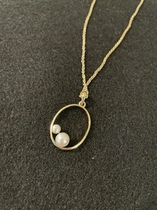 Goldfarbene Halskette mit ovalem Anhänger und Perlenakzenten - Schmuck - Bild 1 von 8
