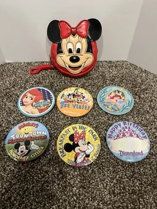 6 bottoni spille vintage Disneyland Topolino, Minnie, Ariel, prima visita, compleanno e custodia - Foto 1 di 2