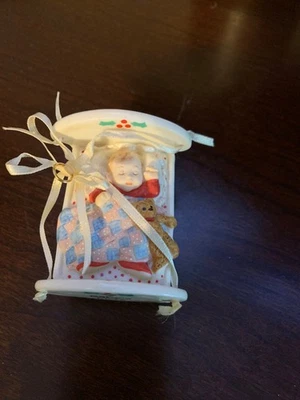 Hallmark Keepsake Baby’s First Christmas Ornament 1999 - Cuna de porcelana en caja Foto 1 de 3