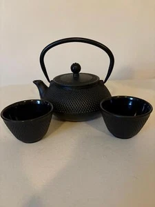 Japanese Cast Iron Hobnail Teapot with Strainer & 2 Tea Cups Set - Bild 1 von 4