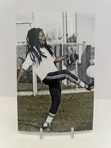 Bob Marley spielt Fußball Soccer Das Spiel, das er liebt 4x6 Foto Reggae One Love - Bild 1 von 1