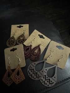 Lot Of 3 Pairs Of Woodcut Dangle Drop Earrings Black White Light Wood Flowers - Picture 1 of 4