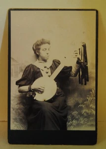 1890er Kabinettkarte Foto einer Frau spielt Banjo 4,5"x6,5" - Bild 1 von 2