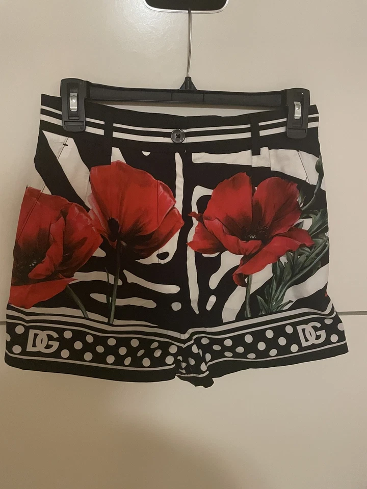 Pantalones cortos Dolce And Gabbana para mujer con flores de amapola Foto 1 de 4