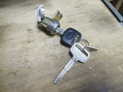 1992-1996 Toyota Camry Passenger (RT) trava de porta com chaves OE D-30-109 NOVO NA CAIXA - Imagem 1 de 4