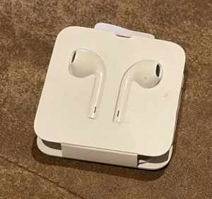 Original Apple EarPods Lightning Wired Earphones Headphones For iPhone iPad New - Photo 1 sur 2