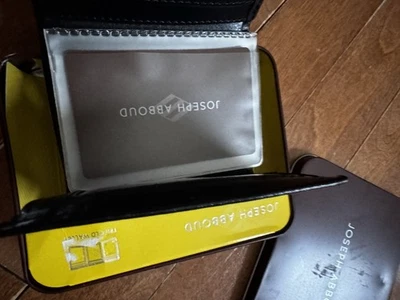 Бумажник мужской Joseph Abboud темно-коричневый кожаный тройного сложения подарочный жестяной. Новая открытая коробка! - Изображение 1 из 4