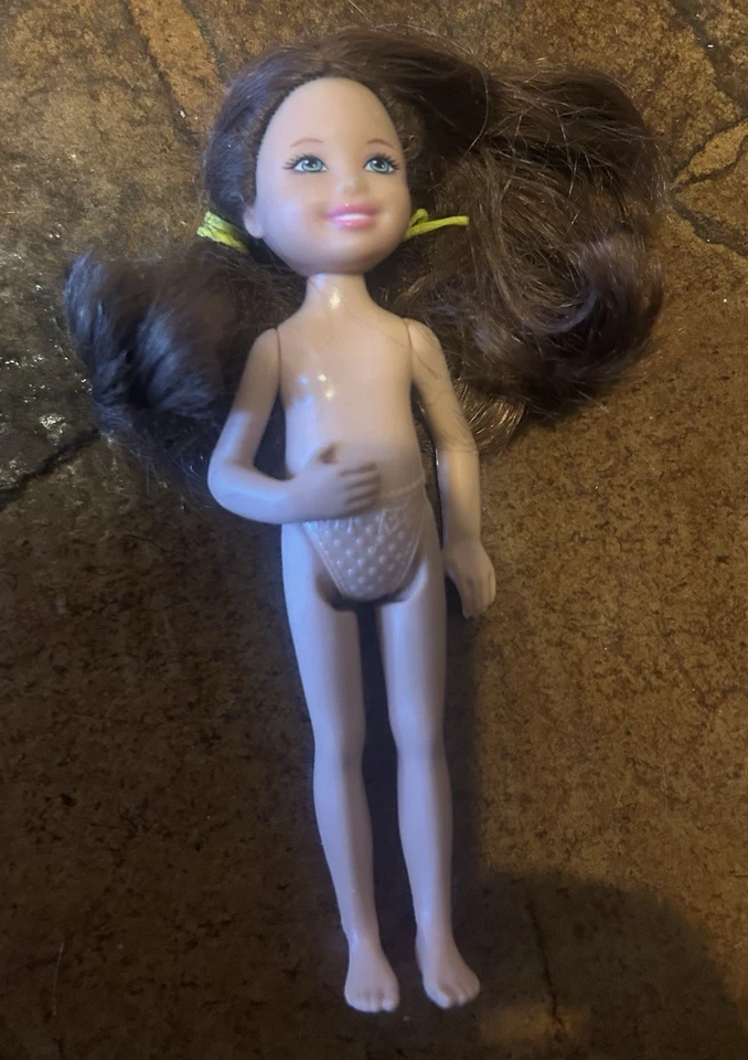 Boneca Barbie Chelsea cabelo castanho olhos castanhos 2010 - Imagem 1 de 1