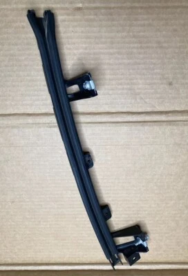 GMC TERRAIN 2018 - 2023 PUERTA DELANTERA DERECHA VENTANA CRISTAL GUÍA TRASERA CANAL OEM Foto 1 de 4