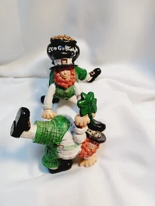 St Patrick's Irish Men Balancing Shamrock Pot Of Gold 2 Figuren 4,5" Good Luck - Bild 1 von 10