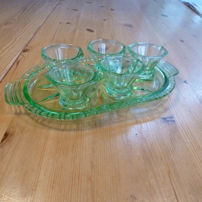 5 alte Schnapsgläser auf Tablett grün, Pressglas, Art Déco - Bild 1 von 4