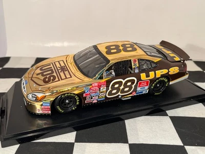 Ford Taurus 2001 Dale Jarrett #88 UPS 1:24 oro 24K con estuche y soporte 1 de 2000 Foto 1 de 4