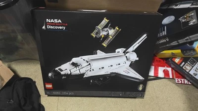 LEGO Icons: NASA Space Shuttle Discovery (10283) - Image 1 of 4
