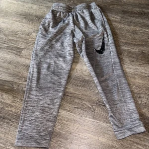 Nike Dri-Fit Youth Small Grey Therma Basketball Joggers Sweatpants - Picture 1 of 8