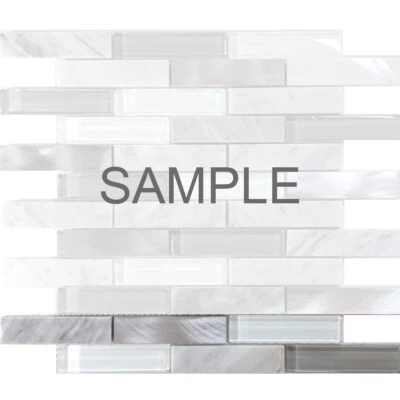 Salpicadero de azulejos de mosaico de vidrio metálico y gris mezclado con mármol blanco de Carrara Foto 1 de 2