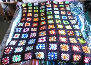 Edredón Vintage Marrón Arco Iris Abuela Afgana Cuadrados Hecho a Mano Crochet 70" x 48" - Imagen 1 de 5