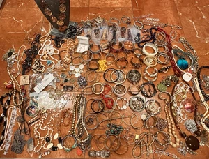 VINTAGE BIS MODERN HALSKETTE ARMBAND OHRRING RING ANSTECKNADEL HAARE 200 STCK POSTEN 10 + PFUND EU - Bild 1 von 16