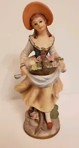 FIGURA DE COLECCIÓN DAMA COLONIAL BRINN'S BISQUE CON CESTA DE FLORES HECHA A MANO - Imagen 1 de 3