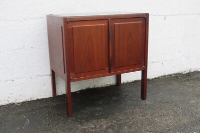 Mesita de noche Jack Cartwright for Founders años 60 con techo de pizarra 5085 Foto 1 de 4