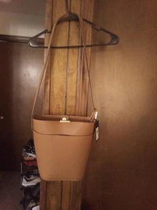 Borsa a secchiello Halston Jagger Med marrone con pochette piccola abbinata prezzo al pubblico consigliato $138 - Foto 1 di 4