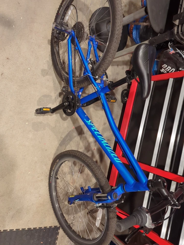 Bicicleta especializada de 8 engranajes con suspensión neumática delantera clavijas nuevas Foto 1 de 3