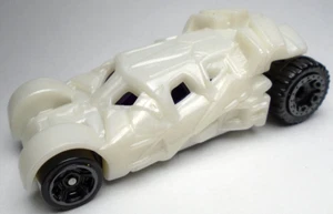 2019 HOT WHEELS BATMAN IL CAVALIERE OSCURO BATMOBILE BIANCO 1:64 PRESSOFUSO 2 1/2" AUTO - Foto 1 di 6
