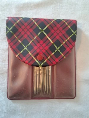 Estuche de herramientas vintage con soporte de plástico a cuadros para selecciones de tuercas Foto 1 de 4