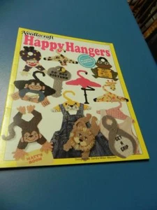 The Needlecraft Shop HAPPY HANGERS en LONA DE PLÁSTICO Patrón Folleto 903801 de Colección - Imagen 1 de 8